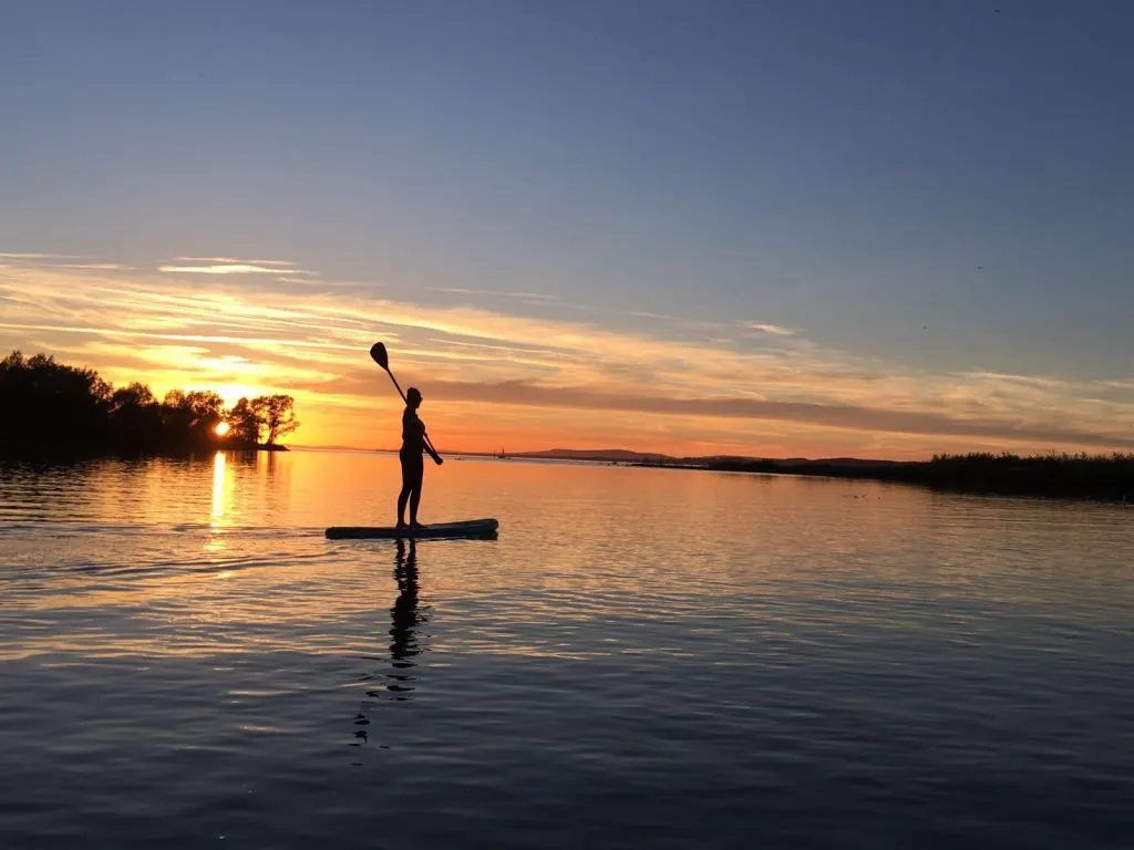 Stand-up-Paddler im Sonnenuntergang auf dem Bodensee bei Surfmax